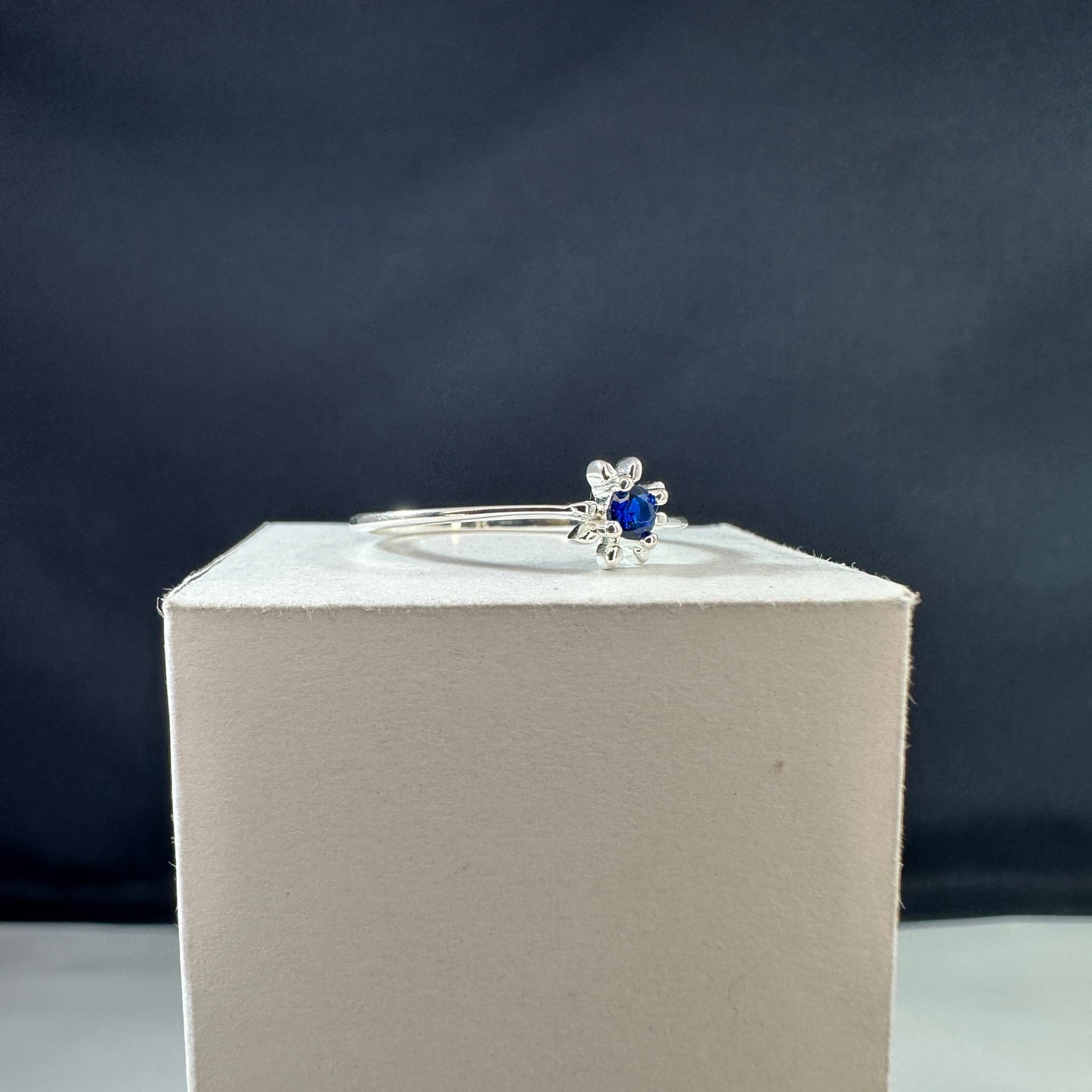 Anillo Flor Margarita de Chocolate Azul
