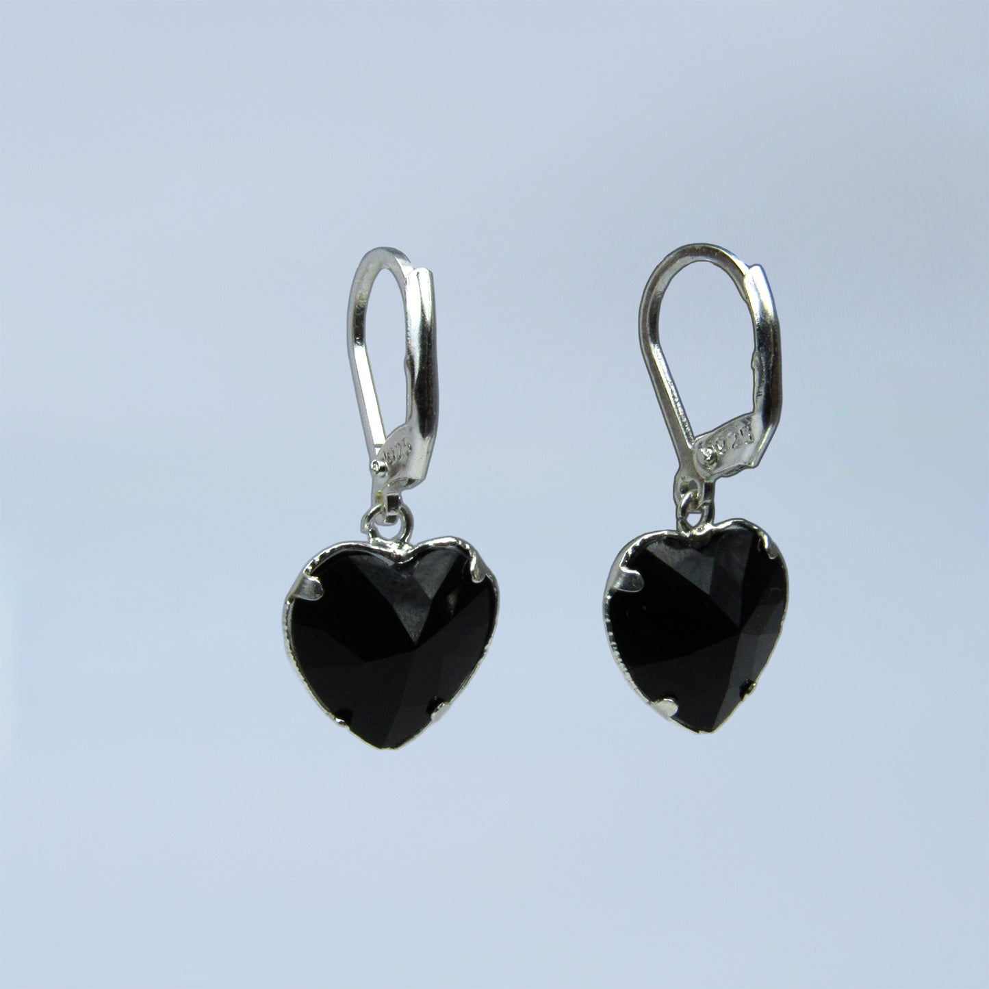 Aretes corazones negros