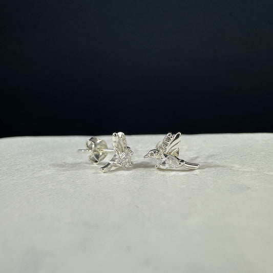 Aretes colibrí blancos