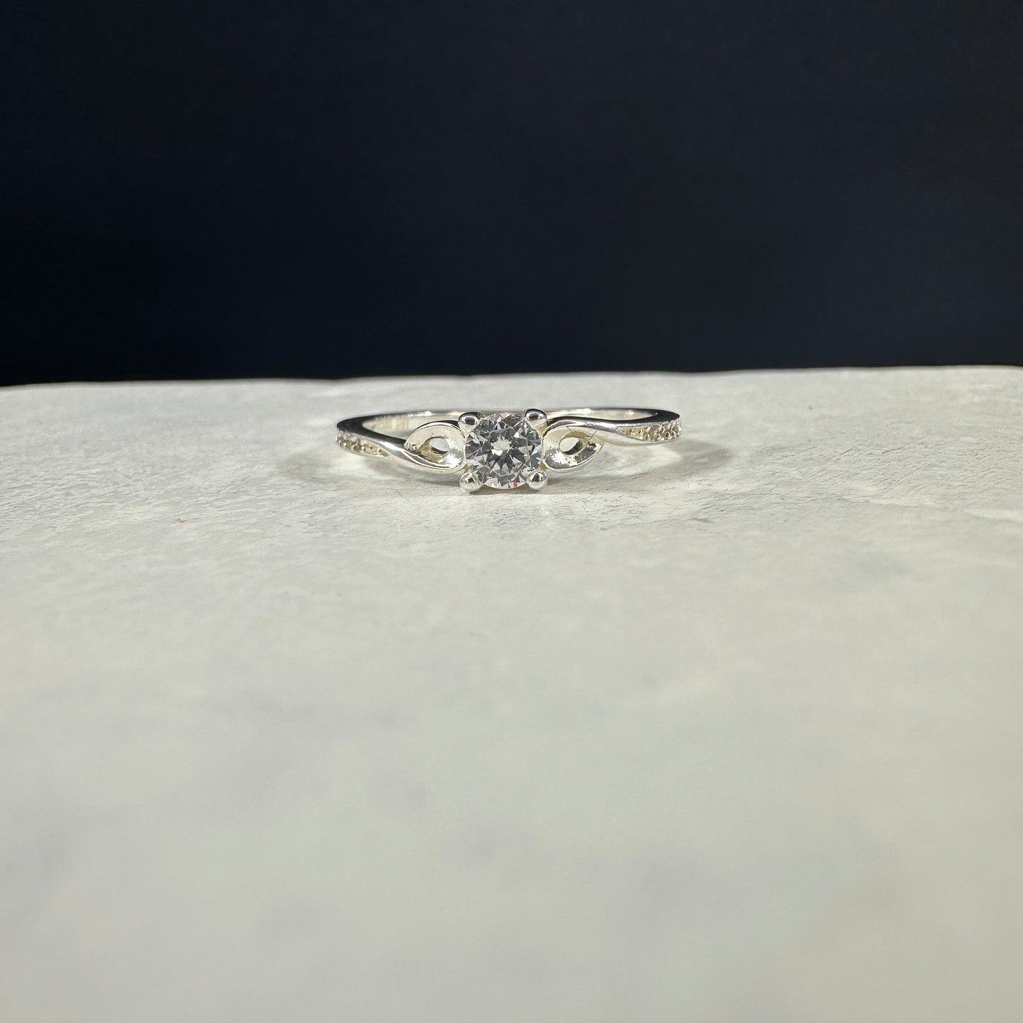 Anillo solitario cruzado