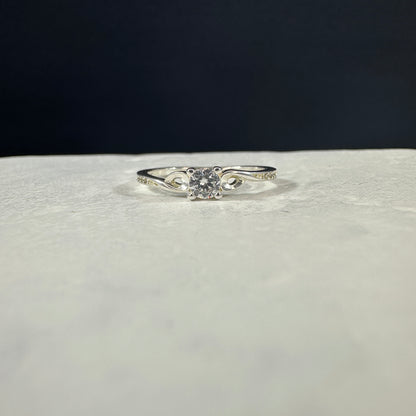 Anillo solitario cruzado