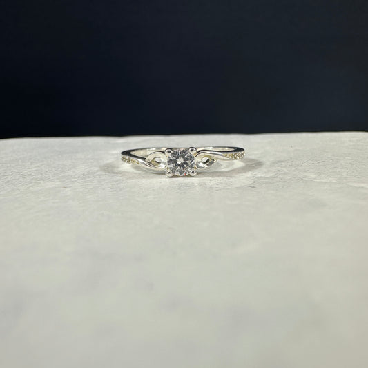 Anillo solitario cruzado