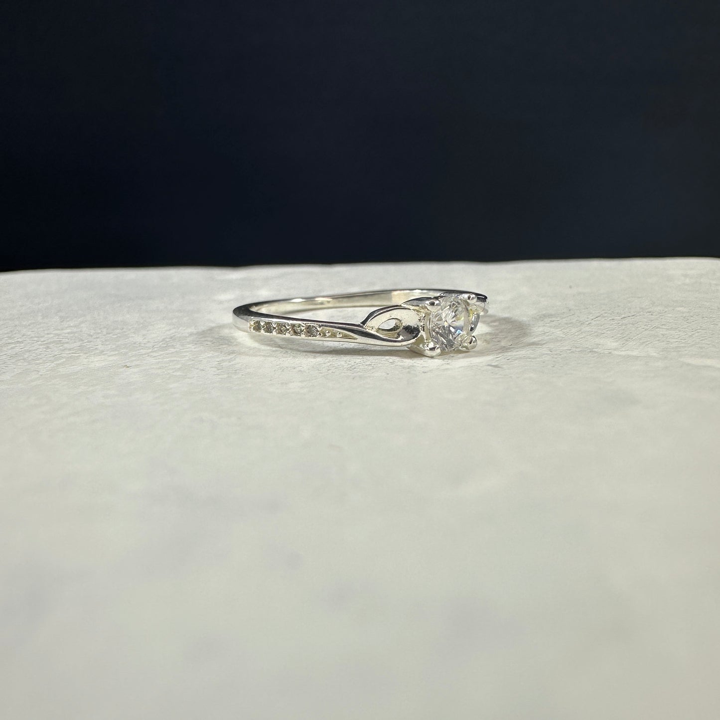 Anillo solitario cruzado