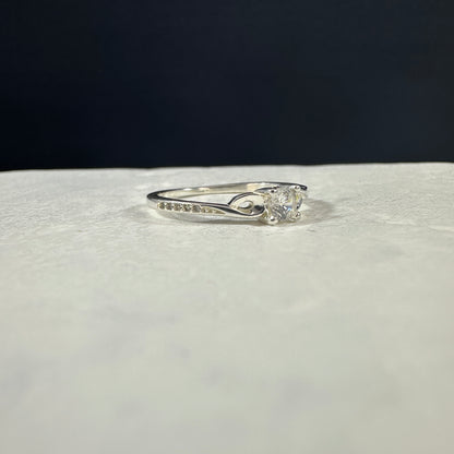 Anillo solitario cruzado