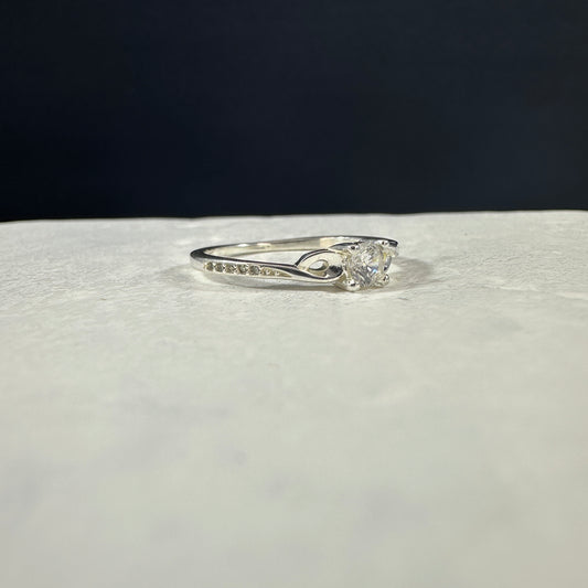 Anillo solitario cruzado