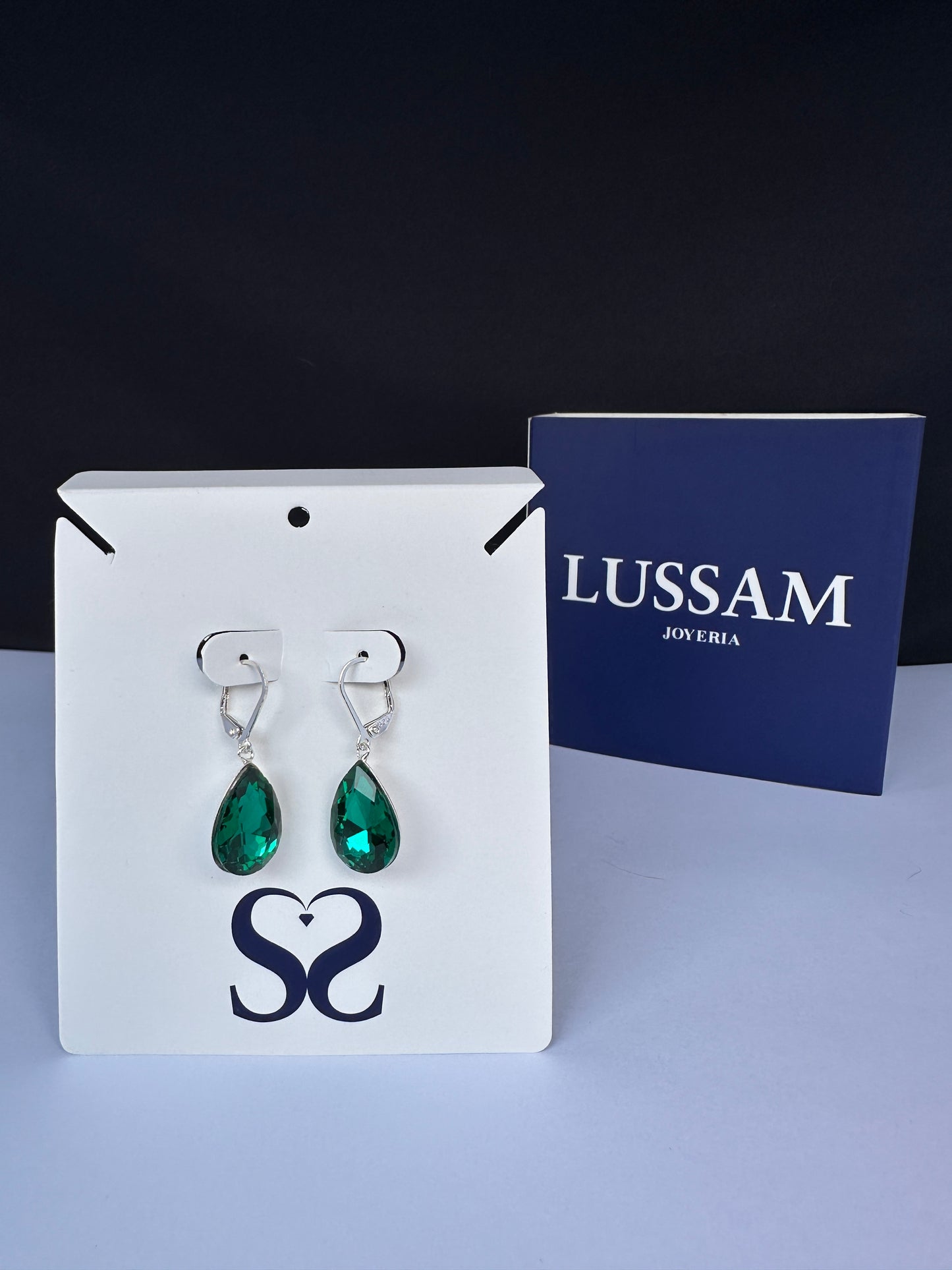 Aretes corte lagrima verdes