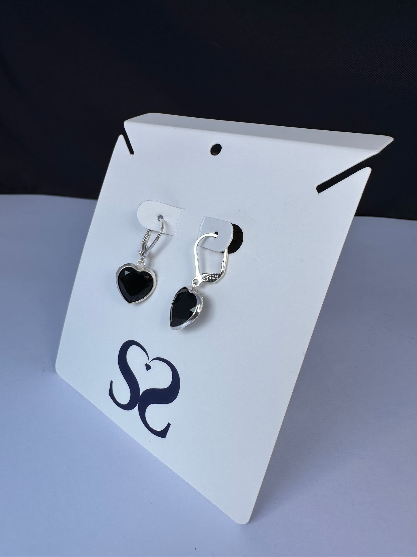 Aretes corazones negros