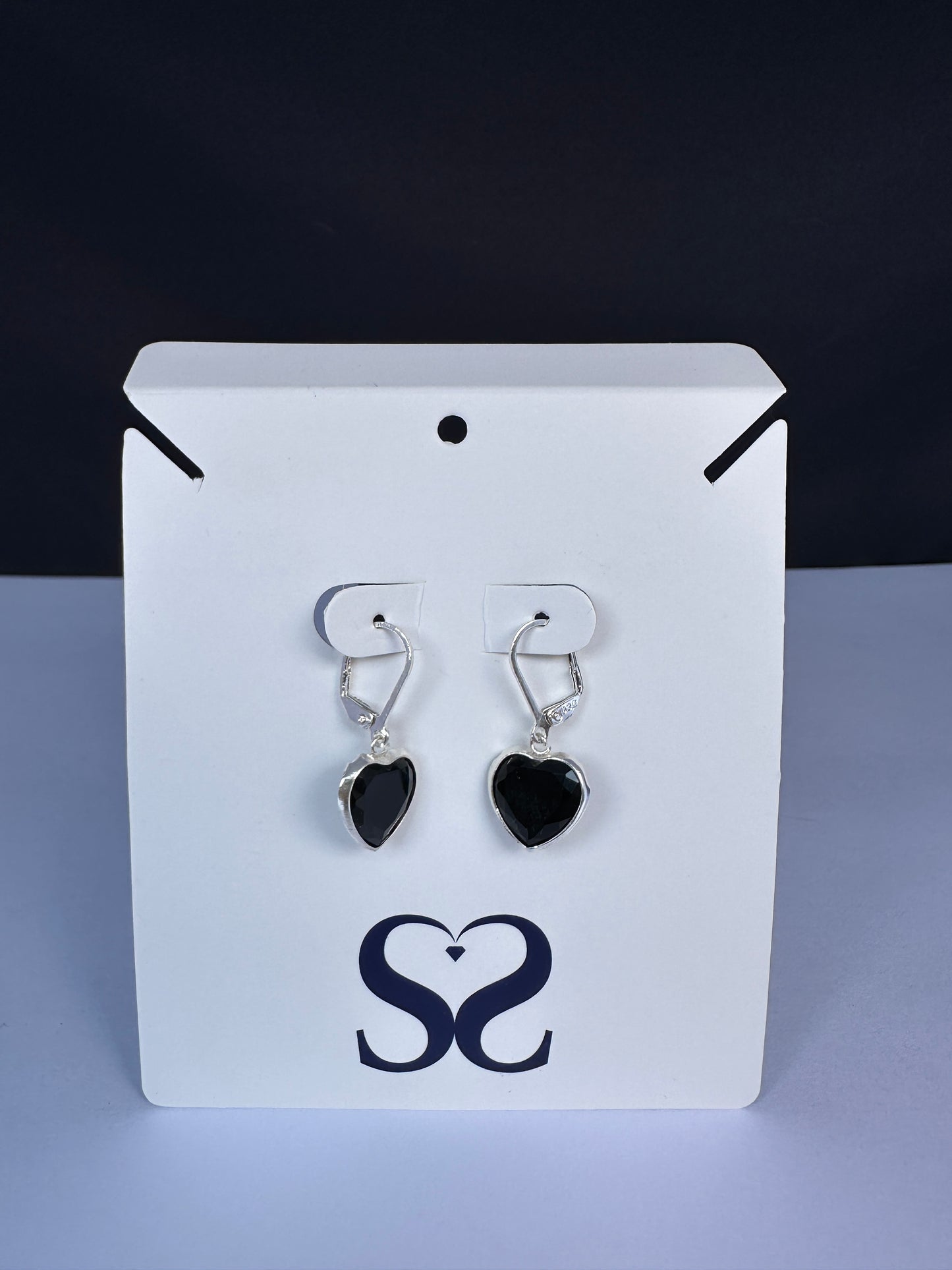Aretes corazones negros