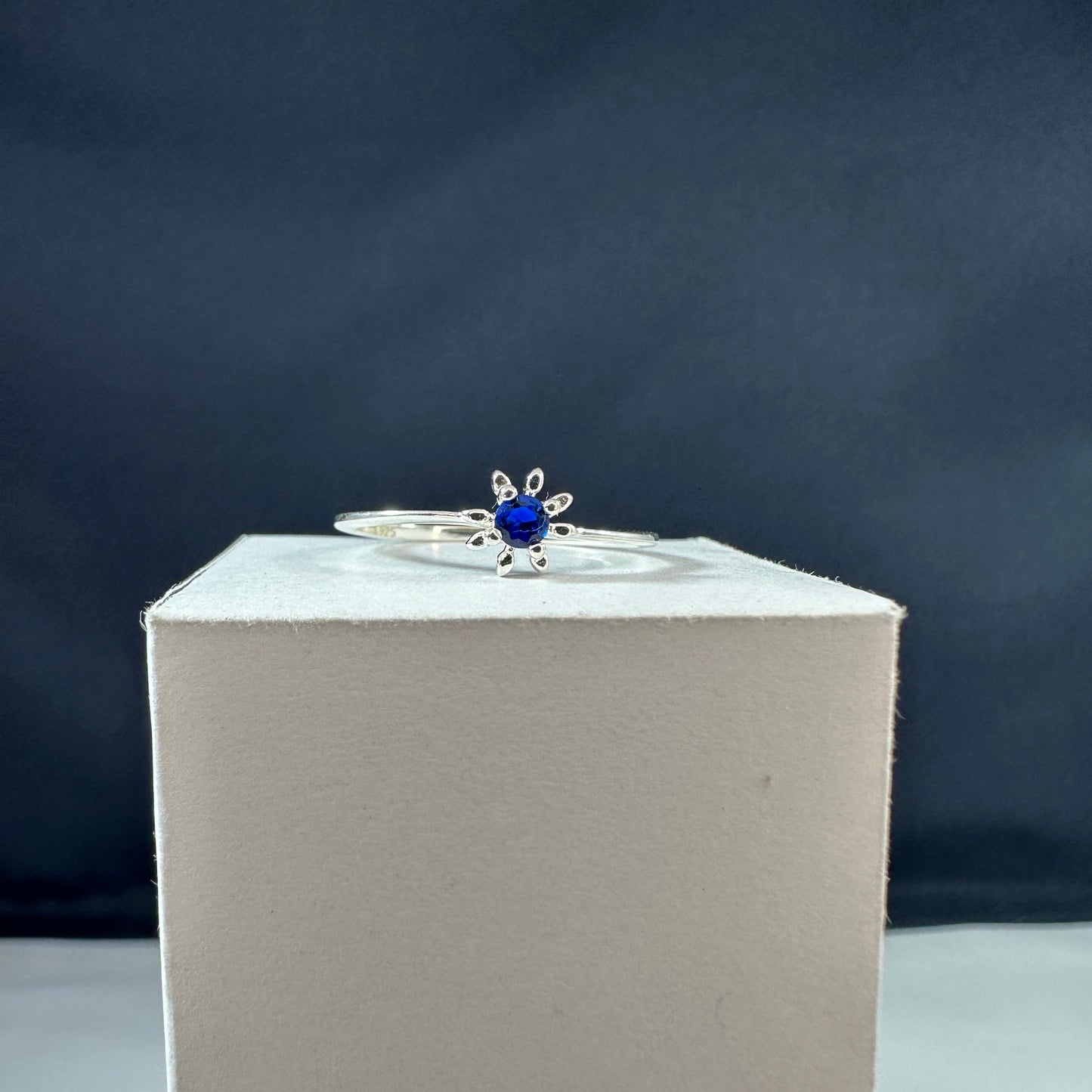 Anillo Flor Margarita de Chocolate Azul