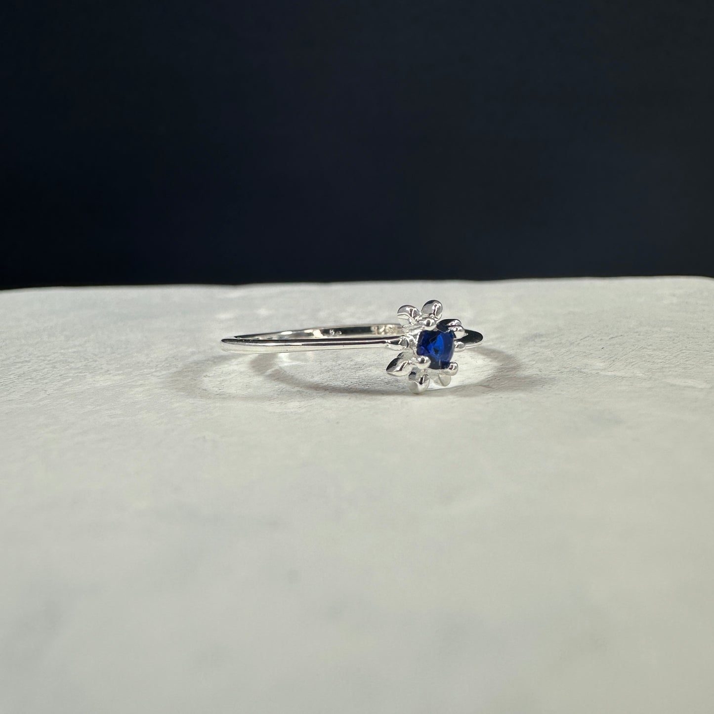 Anillo Flor Margarita de Chocolate Azul