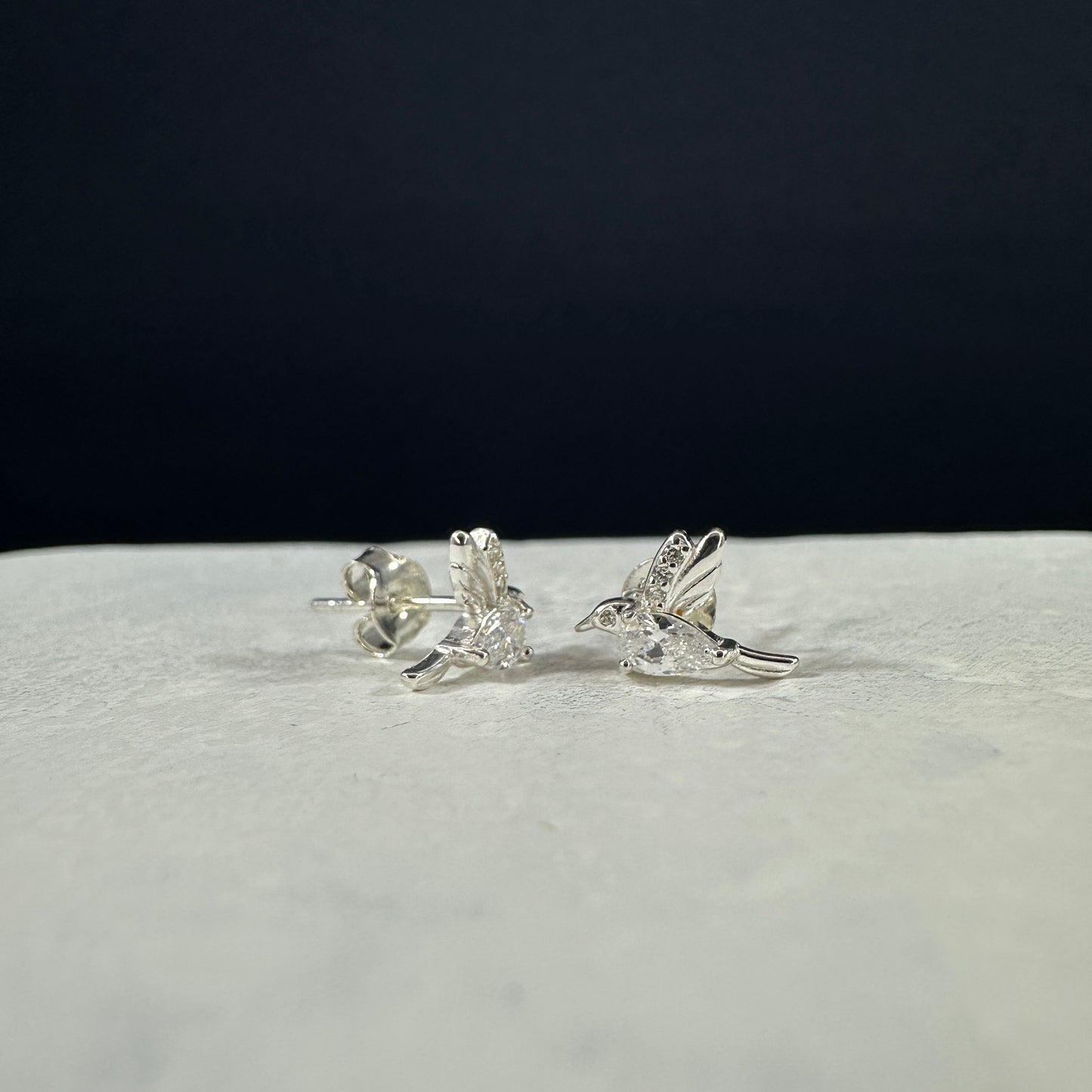 Aretes colibrí blancos