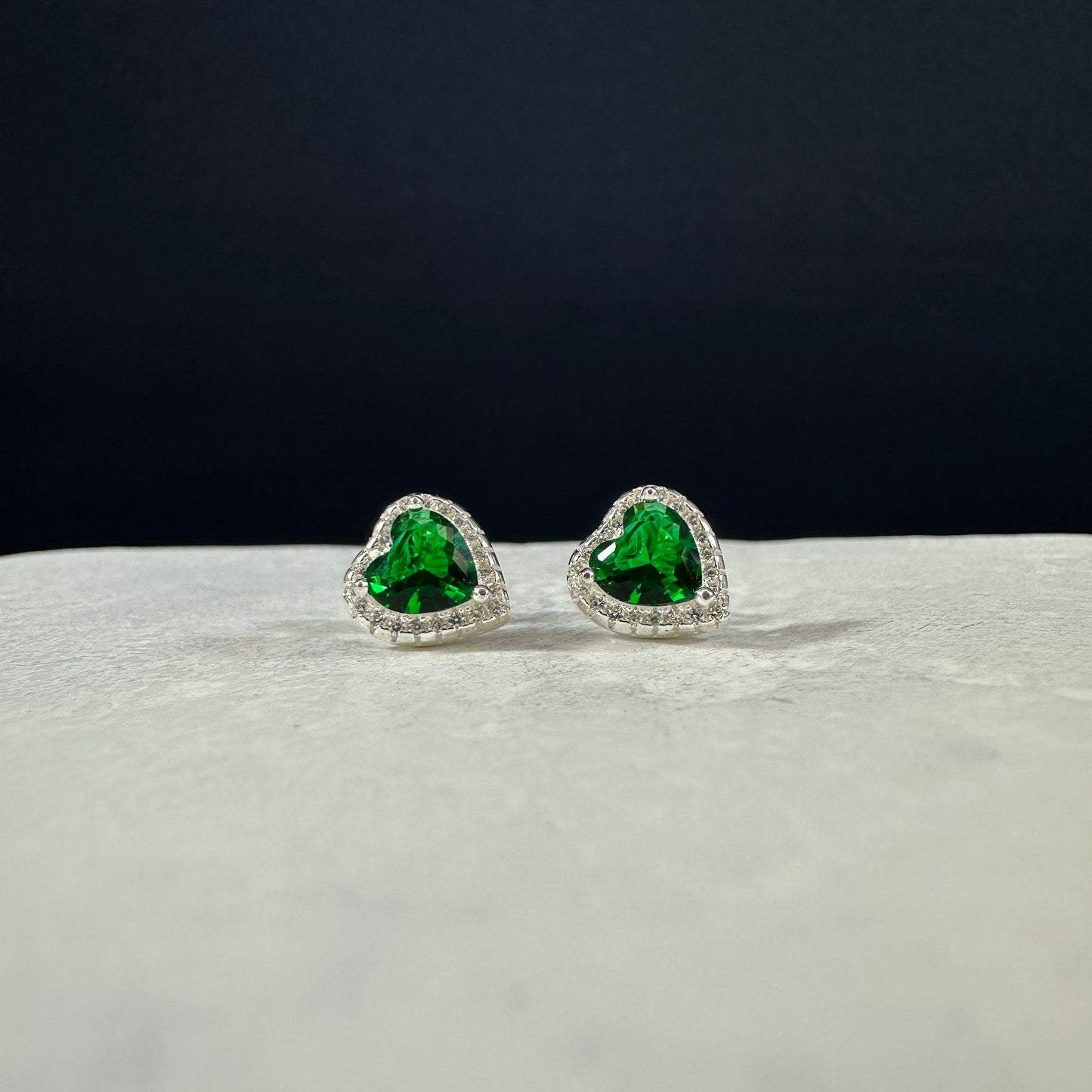 Aretes corazon verde halo