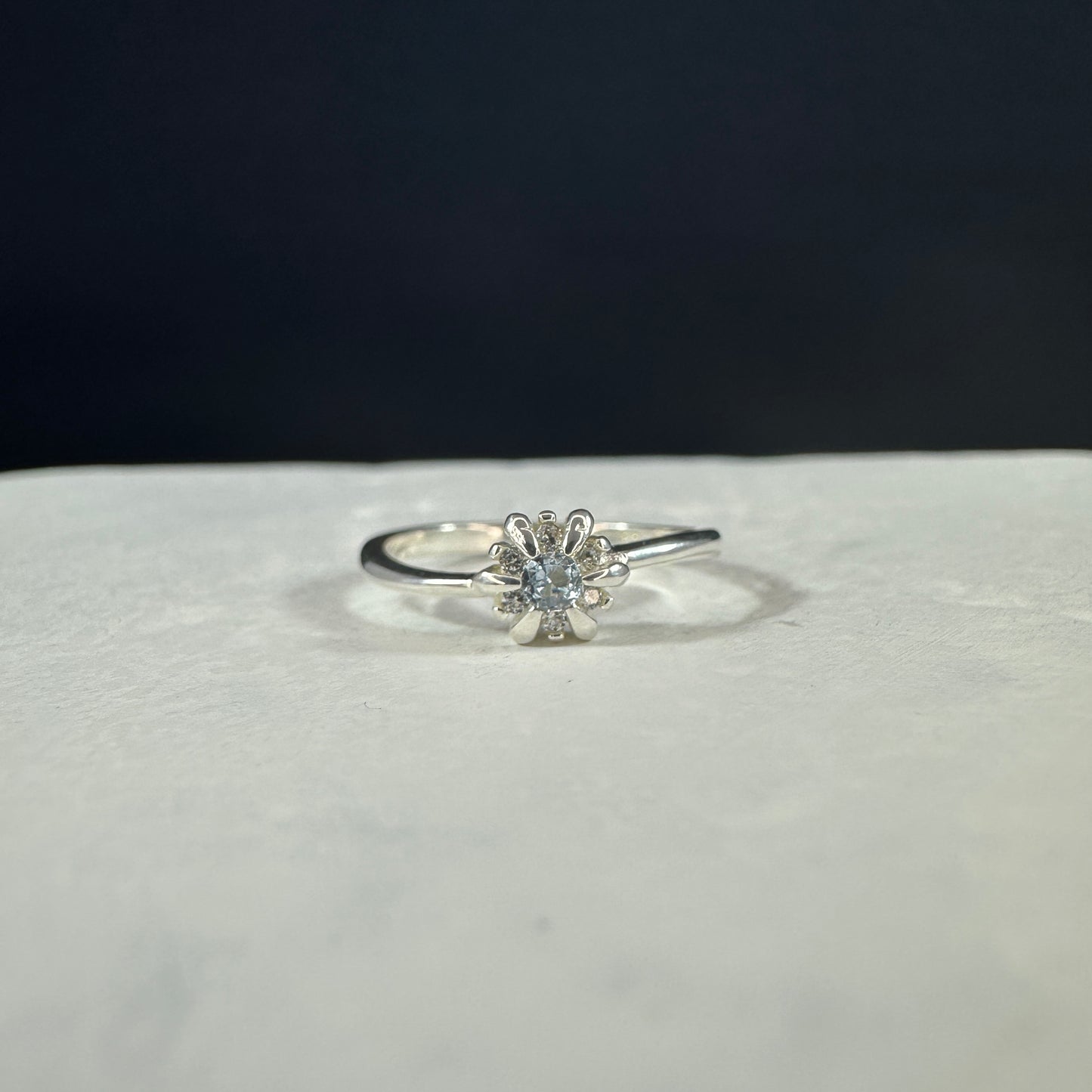Anillo margarita azul claro