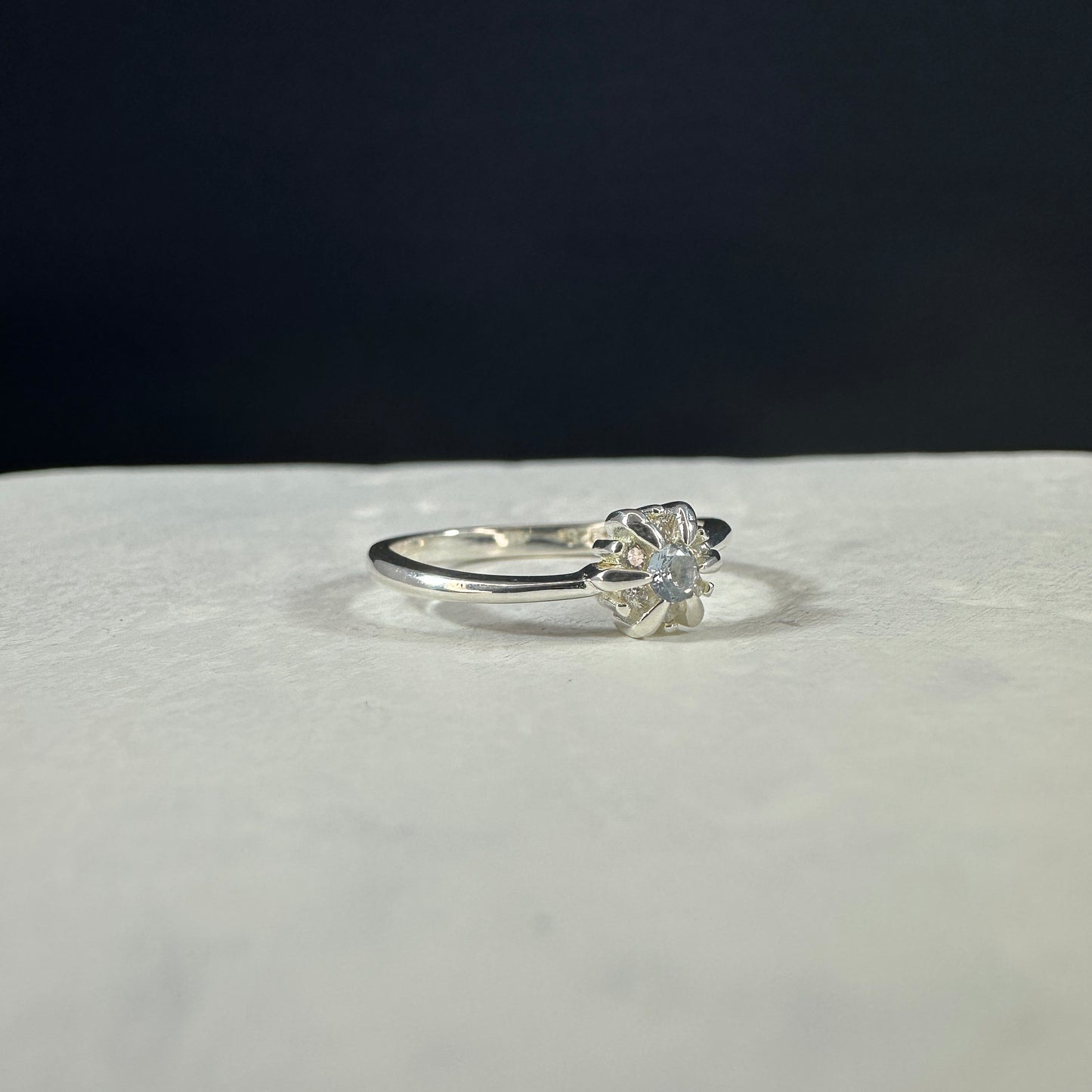 Anillo margarita azul claro